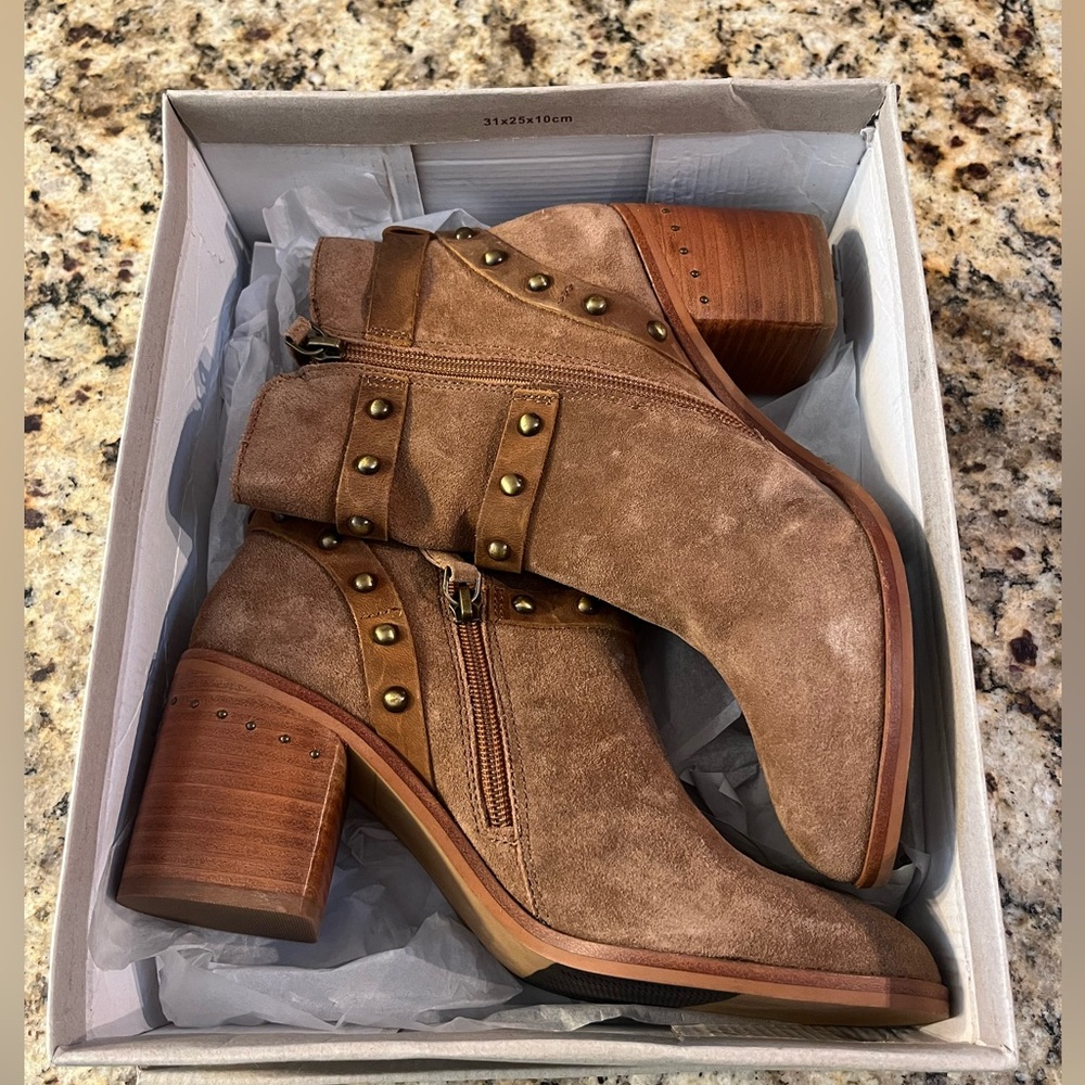 Nicole Shiri Boots Size 8.5 Honey Color New In Box